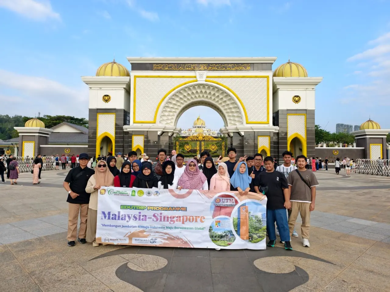 Rombongan EduTrip Madani Travel di Istana Negara, Malaysia