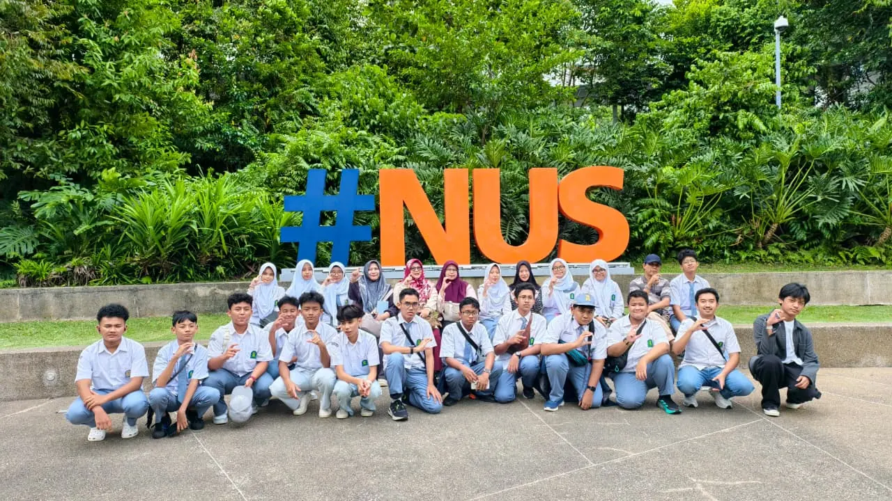 Kunjungan kampus rombongan pelajar di National University of Singapore