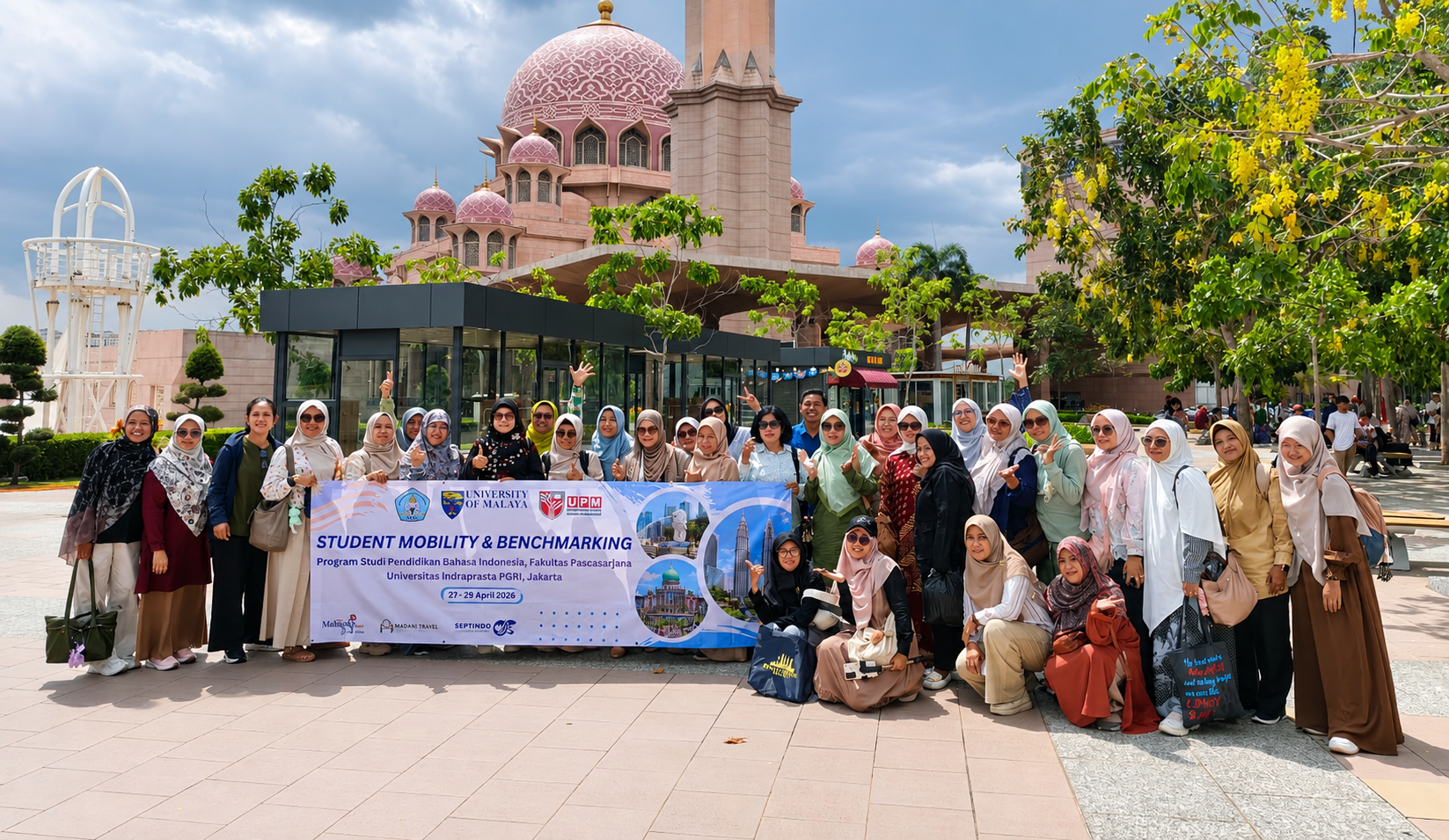Rombongan EduTrip Madani Travel di Masjid Putra jaya, Malaysia